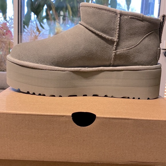 UGG Ultra Mini Platform Size 8 Moss Green - Picture 3 of 11